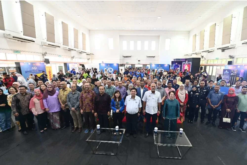 Hampir 1,000 pengunjung menyertai pelancaran Jelajah Malaysia Digital (JMD) di Dewan Komuniti Damansara Damai di sini pada Sabtu.