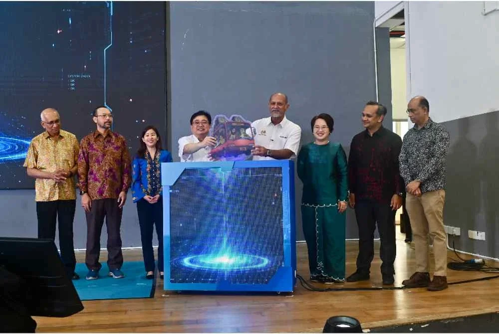 Gobind Singh Deo (empat dari kanan) meletakkan plak simbolik perasmian Jelajah Malaysia Digital (JMD) 2026 di Damansara Damai, pada Sabtu.