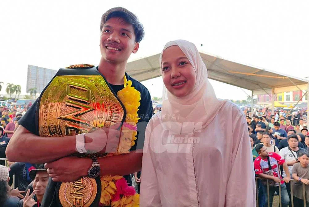 Aliff Rakib bersama bakal isterinya yang juga seorang gadis dari Thailand.