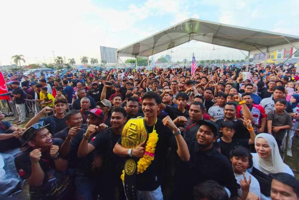Aliff Rakib diraikan lebih 2,000 rakyat Kelantan pada Majlis Sambutan Wira Kelantan di Lembah Sireh, Kota Bharu pada Sabtu.