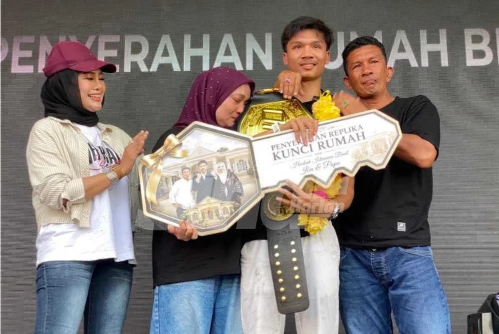 Rakib dan Suriawati mengalirkan air mata tanda syukur selepas mendengar pengumuman tersebut sebelum mereka tiga beranak berpelukan di atas pentas sambil disaksikan oleh JLFara (kiri).