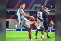 Wan Kuzain (kiri) dijangka disenaraikan dalam kesebelasan utama Harimau Malaya malam ini. Foto: Malaysia NT