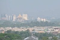 Pemandangan sekitar Bandar Raya Kuching, Sarawak yang diselubungi jerebu pada Sabtu. Foto: Bernama 
