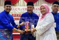 Asyraf Wajdi (kiri) semasa merasmikan Majlis Perasmian Mesyuarat Perwakilan UMNO Bahagian Kota Bharu, Empat Peringkat Tahun 2026 di Dewan UMNO Negeri Kelantan di Kota Bharu pada Sabtu. 