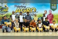 Mohd Zolkafly (berdiri di tengah) bersama penerima hadiah cabutan bertuah bahagian lembu korban sempena Peladang Agro Karnival Perak 2026 di Dewan Dato' Zainal Abidin Zin di Bagan Serai pada Sabtu.