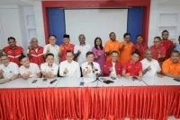 Kon Yeow (duduk di tengah) bersama pimpinan PH PUlau Pinang mengadakan sidang akhbar selepas mesyuarat di George Town pada Sabtu.
