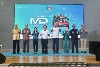 Gobind Singh Deo (tengah) dan Ketua Setiausahanya, Datuk Fabian Bigar (empat dari kiri) bersama Anuar Fariz (dua dari kanan) bergambar pada majlis perasmian Jelajah Malaysia Digital (JMD) 2026 di Damansara Damai, pada Sabtu.