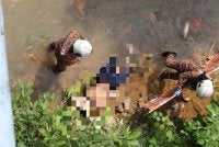 Anggota bomba mengeluarkan mangsa yang terjatuh ke dalam sungai selepas motosikal ditunggangnya terbabas dalam kejadian di Kilometer 25, Jalan Johor Bahru-Ayer Hitam (arah Johor Bahru) pada pagi Sabtu. - Foto: JBPM