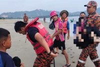 Kedua-dua remaja dikhuatiri hilang ketika mandi Pantai Tanjung Badak, Tuaran ditemukan pasukan bomba ketika operasi SAR dilakukan.