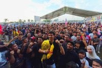 Aliff Rakib diraikan lebih 2,000 rakyat Kelantan pada Majlis Sambutan Wira Kelantan di Lembah Sireh, Kota Bharu pada Sabtu.