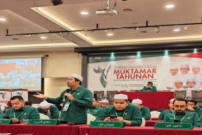 Mohd Firdaus (berdiri) pada Muktamar Tahunan Dewan Pemuda Pas Negeri Kelantan Kali Ke-67 di Hotel H-Elite, Tunjong, Kota Bharu pada Jumaat.