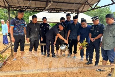 Wakil dari Polis Kelantan dan rakan setugas Allahyarham yang turut hadir pada pengebumian. 