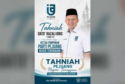 Poster tular sejak Jumaat mendakwa Razali menyertai Pejuang.
