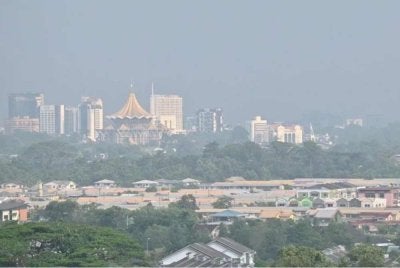 Pemandangan sekitar Bandar Raya Kuching, Sarawak yang diselubungi jerebu pada Sabtu. Foto: Bernama 