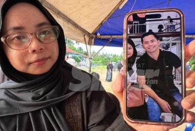 Nurlella menunjukkan gambar Mohamad Nur Hafiz yang ada dalam telefon bimbitnya.