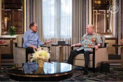 Seri Paduka Baginda semasa berkenan menerima menghadap Perdana Menteri, Datuk Seri Anwar Ibrahim dalam pertemuan yang berlangsung selama lebih sejam di Istana Bukit Tunku, Kuala Lumpur. Foto: Facebook Sultan Ibrahim Sultan Iskandar