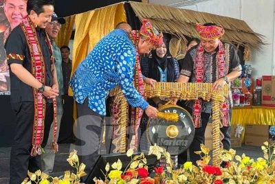 Ahmad Zahid ketika menyempurnakan Festival Kebudayaan Rungus Anjuran Persatuan Momogun Rungus Malaysia di Dewan Persatuan Momogun Rungus Malaysia, Matunggong, Kudat.