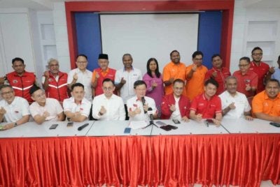 Kon Yeow (duduk di tengah) bersama pimpinan PH PUlau Pinang mengadakan sidang akhbar selepas mesyuarat di George Town pada Sabtu.