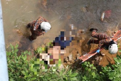 Anggota bomba mengeluarkan mangsa yang terjatuh ke dalam sungai selepas motosikal ditunggangnya terbabas dalam kejadian di Kilometer 25, Jalan Johor Bahru-Ayer Hitam (arah Johor Bahru) pada pagi Sabtu. - Foto: JBPM