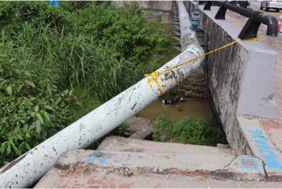 Lokasi kejadian seorang penunggang motosikal maut selepas terbabas di Kilometer 25, Jalan Johor Bahru-Ayer Hitam (arah Johor Bahru) pada pagi Sabtu. - Foto: JBPM