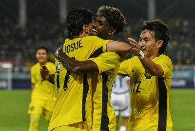Pavithran meraikan kejayaan bersama rakan sepasukan selepas menjaringkan gol pada perlawanan Kumpulan B Piala Hyundai ASEAN 2026 di Stadium Bolasepak Kuala Lumpur. Foto Bernama