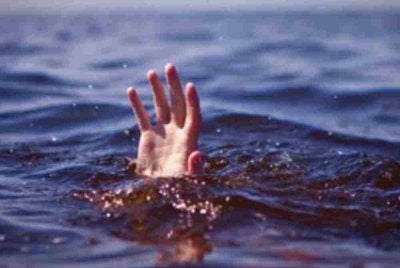 Seorang lelaki lemas ketika cuba menyelamatkan anaknya yang terjatuh ke dalam kolam ikan di sebuah resort. Gambar hiasan