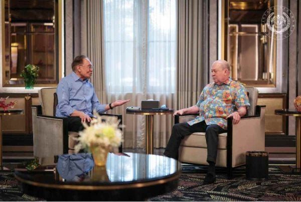 Seri Paduka Baginda semasa berkenan menerima menghadap Perdana Menteri, Datuk Seri Anwar Ibrahim dalam pertemuan yang berlangsung selama lebih sejam di Istana Bukit Tunku, Kuala Lumpur. Foto: Facebook Sultan Ibrahim Sultan Iskandar
