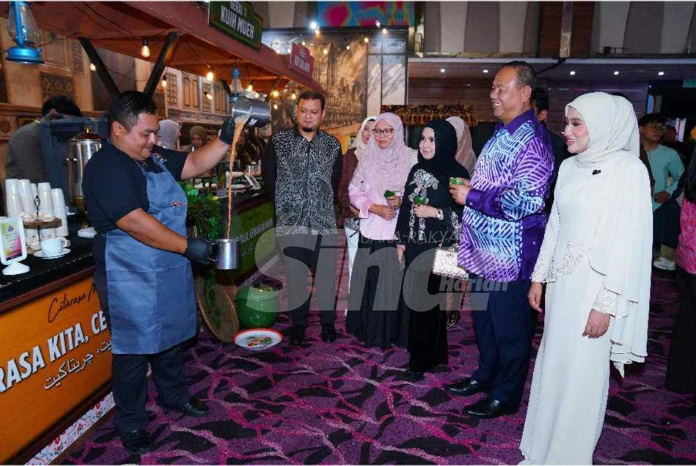Tengku Norhanim (kanan) bersama Mansor Shah (dua dari kanan) menyaksikan aksi membuat teh tarik yang sinonim dengan cita rasa Malaysia. Foto SINAR HARIAN / MOHD HALIM ABDUL WAHID