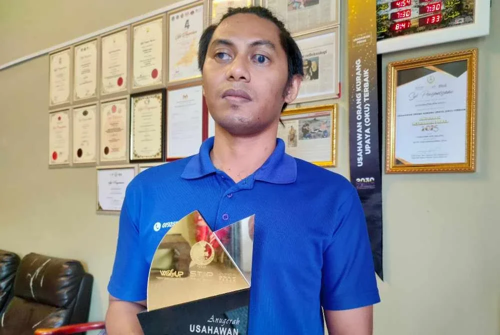 Khairruddin menunjukkan salah satu anugerah dimenanginya sebelum ini.