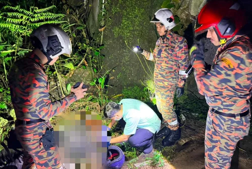 Seorang lelaki maut selepas motosikal terbabas ke dalam sungai di Jalan Gombak Lama pada Ahad. Foto JBPM Selangor