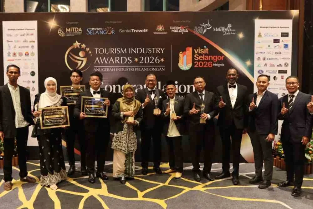 Nor Zahira (lima dari kiri) bersama wakil pemain industri pelancongan Negeri Pahang yang menerima anugerah pada Malam Anugerah Industri Pelancongan
2026 anjuran MiTDA di Petaling Jaya, Selangor pada Sabtu.