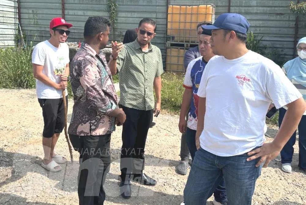 Serbuan kira-kira jam 10.30 pagi Ahad turut disertai polis dan JAS.
