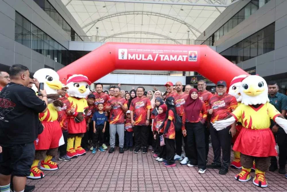 Amirudin (tengah) hadir pada pelepasan Larian Obor SUKMA XXII di Sepang.
