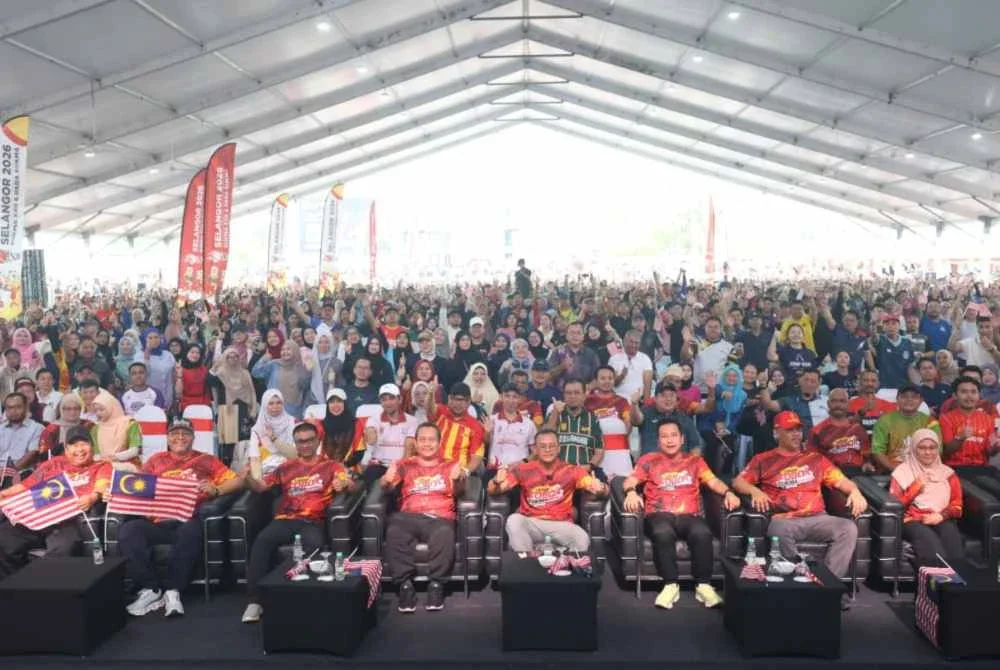 Amirudin (duduk, empat dari kanan) bergambar bersama kesemua 10,000 sukarelawan yang hadir pada Himpunan Mega Sukarelawan SUKMA 2026 Selangor di Sepang.