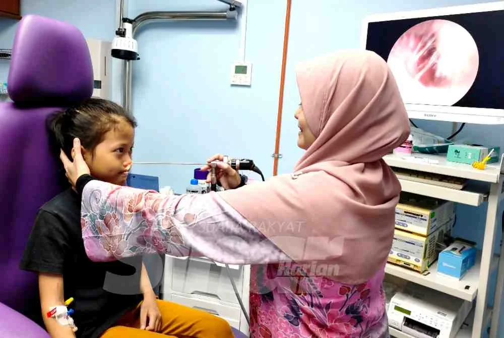 Dr Azliana memeriksa keadaan kesihatan terkini Nur Adelia Azzahra semasa menerima rawatan di HPUSM, Kubang Kerian. 