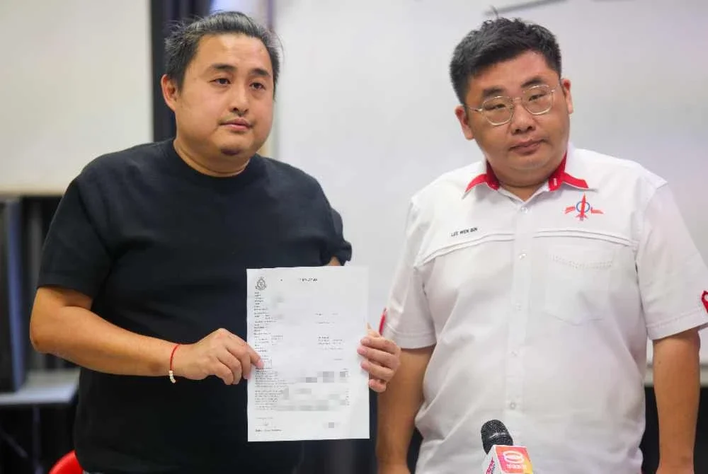 How Soon (kiri) ketika sidang akhbar di Biro Aduan Awam DAPSY Selangor pada Ahad.