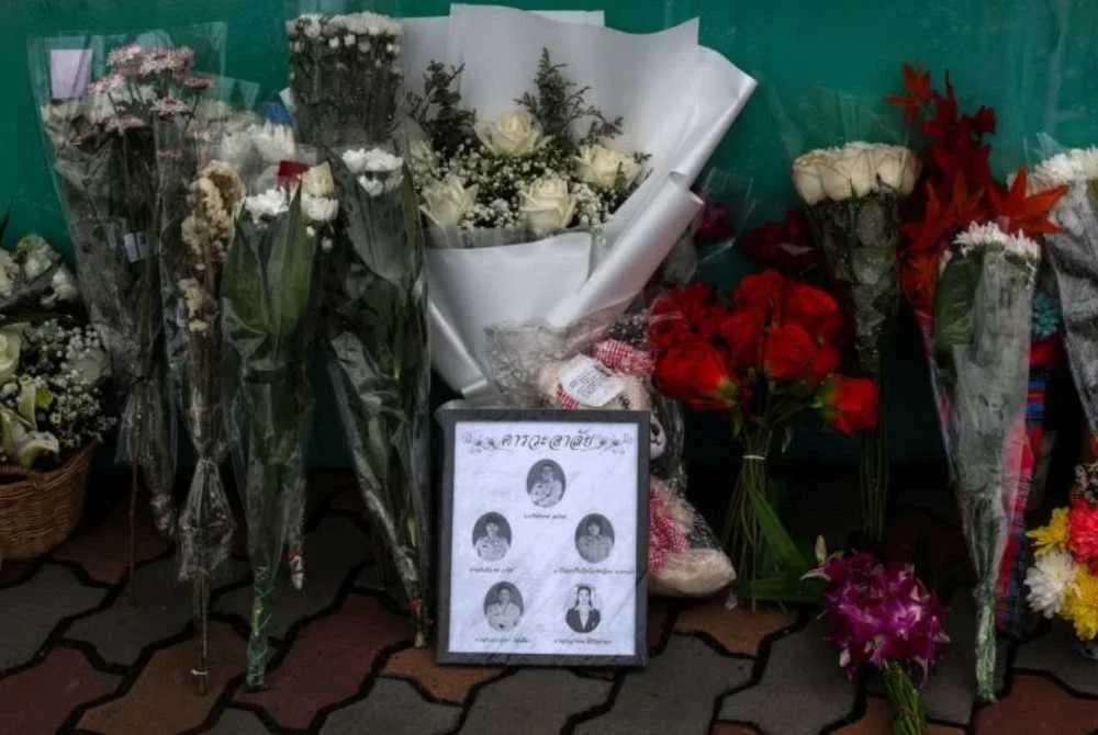 Jambangan bunga dan gambar mangsa yang terkorban diletakkan di tugu peringatan sementara di luar Sekolah Debsirin Nonthaburi, di daerah Bang Kruai, wilayah Nonthaburi, pinggir Bangkok. Foto Agensi