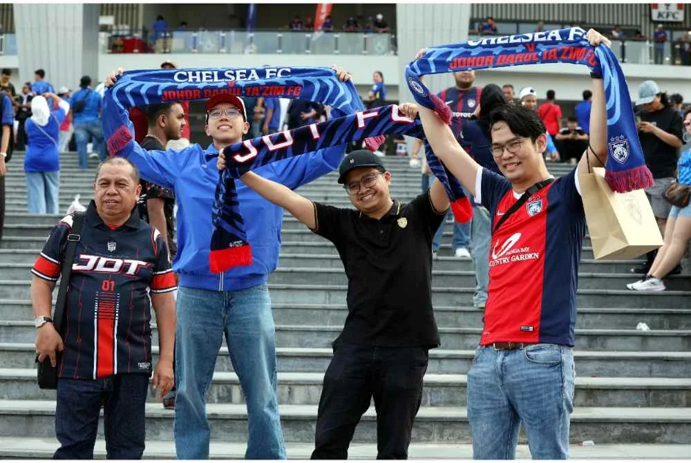 Peminat pasukan JDT gembira untuk menyaksikan perlawanan persahabatan antarabangsa JDT menentang Chelsea FC di Stadium Sultan Ibrahim hari ini. - Foto: Bernama