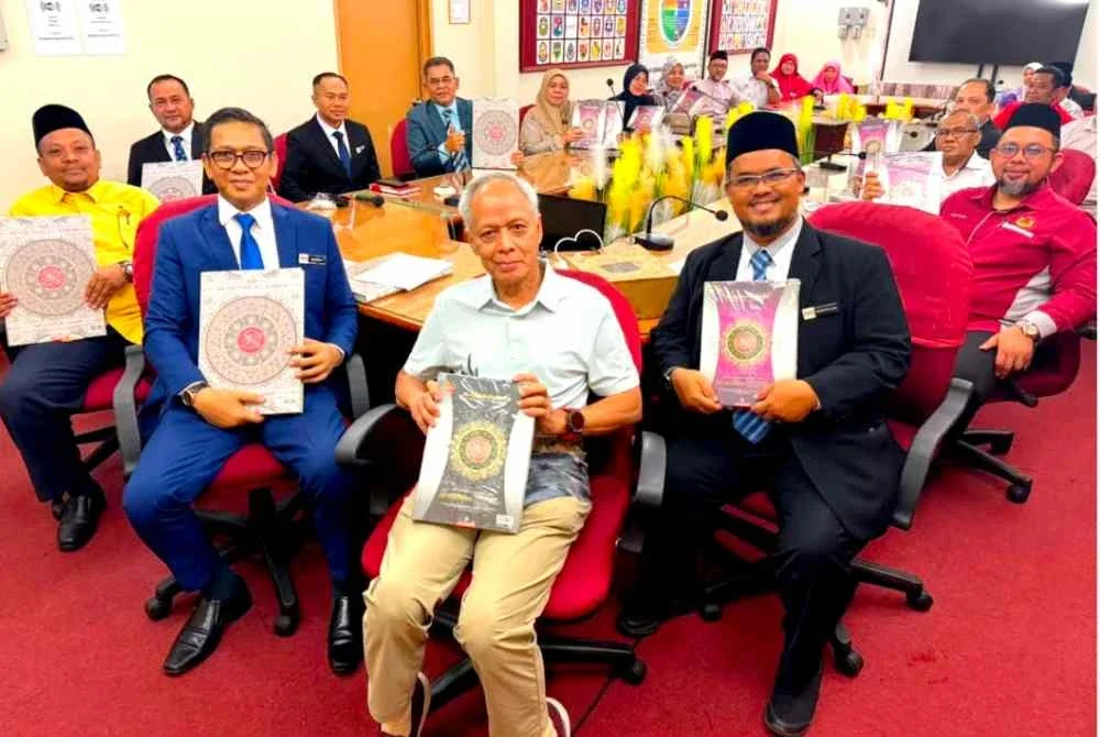 Muhammad Nasir (tengah) pada Program Pemurnian Al-Quran Lusuh Sekolah-Sekolah Menengah Peringkat PPD Pasir Puteh 2026 yang diadakan di Dewan Seminar, PPD Pasir Puteh pada Ahad.