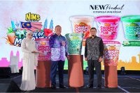 Timbalan Ketua Pegawai Eksekutif MATRADE, Mansor Shah Wahid (tengah) bergambar bersama Ketua Pegawai Eksekutif Nims Adeliciousz Sdn Bhd, Tengku Norhanim Tengku Othman (kiri) dan Ketua Pegawai Operasi NIMS Group Sdn. Bhd, Faiz Hussamuddin pada Majlis Pelancaran Produk Baharu NIMS di IDCC Shah Alam pada Sabtu. Foto SINAR HARIAN / MOHD HALIM ABDUL WAHID