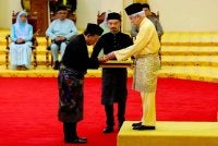Yang Dipertuan Besar Negeri Sembilan Tuanku Muhriz Tuanku Munawir berkenan menyampaikan watikah pelantikan kepada Menteri Besar Negeri Sembilan Datuk Ismail Lasim pada Istiadat Pelantikan dan Mengangkat Sumpah Menteri Besar Negeri Sembilan di Balairong Seri, Istana Besar Seri Menanti pada 2 Ogos lalu. - Foto Bernama