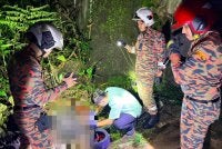 Seorang lelaki maut selepas motosikal terbabas ke dalam sungai di Jalan Gombak Lama pada Ahad. Foto JBPM Selangor