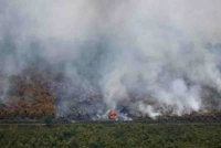 Pasukan di darat dan helikopter dikerahkan untuk menangani kebakaran di tanah gambut yang boleh terus mengeluarkan asap walaupun selepas api permukaan dipadamkan.