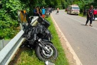 Seorang penunggang motosikal berkuasa tinggi maut semasa berkonvoi bersama rakan-rakannya dari Temerloh, Pahang menuju ke Betong, Thailand. Foto: PDRM