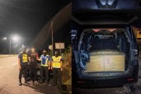 Seorang lelaki ditahan membawa 60,000 batang rokok putih tidak bercukai dalam serbuan di Jambatan Pasir Tumboh menghala ke Kubang Kerian, Kota Bharu pada Ahad. Foto: PGA