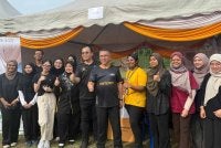 Adly (tengah) mengadakan lawatan ke reruai pameran pada Program Santuni Madani Bukit Katil pada Ahad.
