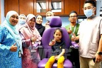 Nur Adelia Azzahra bergambar kenangan bersama doktor-doktor yang merawatnya di HPUSM, Kubang Kerian. 