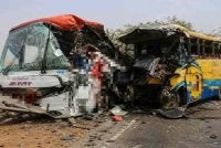 Keadaan dua bas penumpang yang bertembung di barat Niger pada Jumaat. Foto ANP