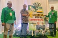 Ahmad Samsuri (tengah) menyempurnakan gimik perasmian Konvensyen Pas Perak kali ke-23 di Hotel Perdana pada Ahad.