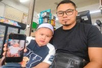 Bang Aji menunjukkan gambar kenangan adiknya, Kayla.